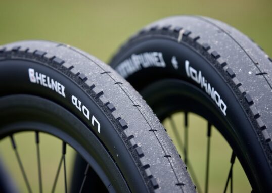 Hutchinson ou Michelin : lequel de ces pneus dominera le marché du vélo en 2026 ?