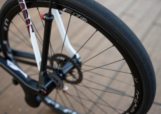 Fizik ou Selle Italia : quelle selle vélo dominera le marché en 2026 ?